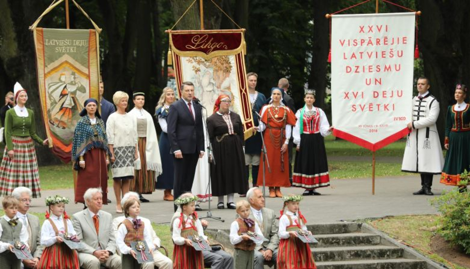Valsts prezidents godina XXVI Vispārējo latviešu Dziesmu un XVI Deju svētku virsdiriģentus un virsvadītājus
