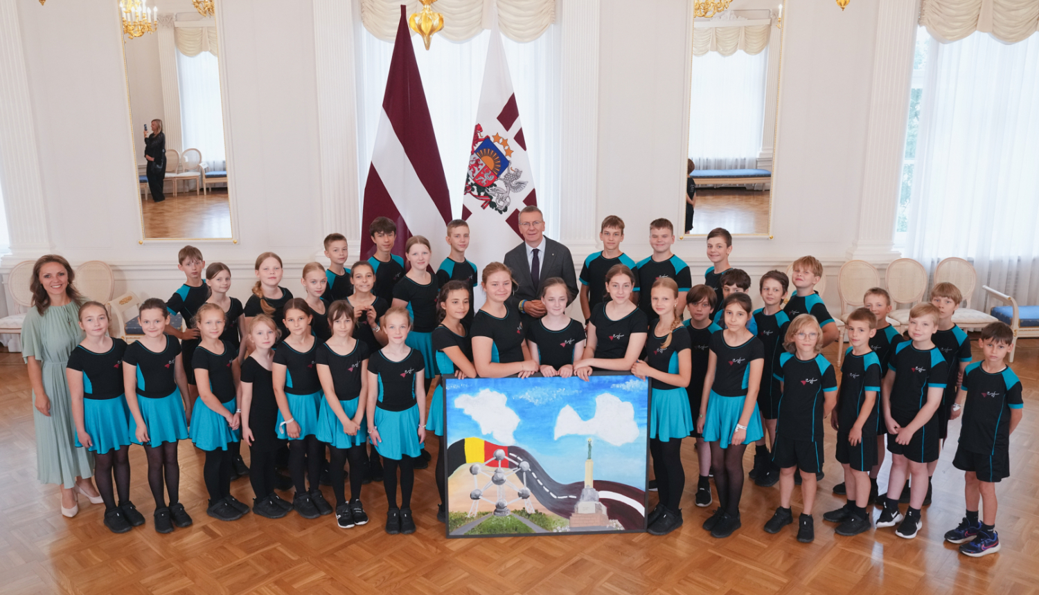 Valsts prezidents Edgars Rinkēvičs tiekas ar bērnu deju kolektīvu “Briseles latviešu dejotāji” no Beļģijas