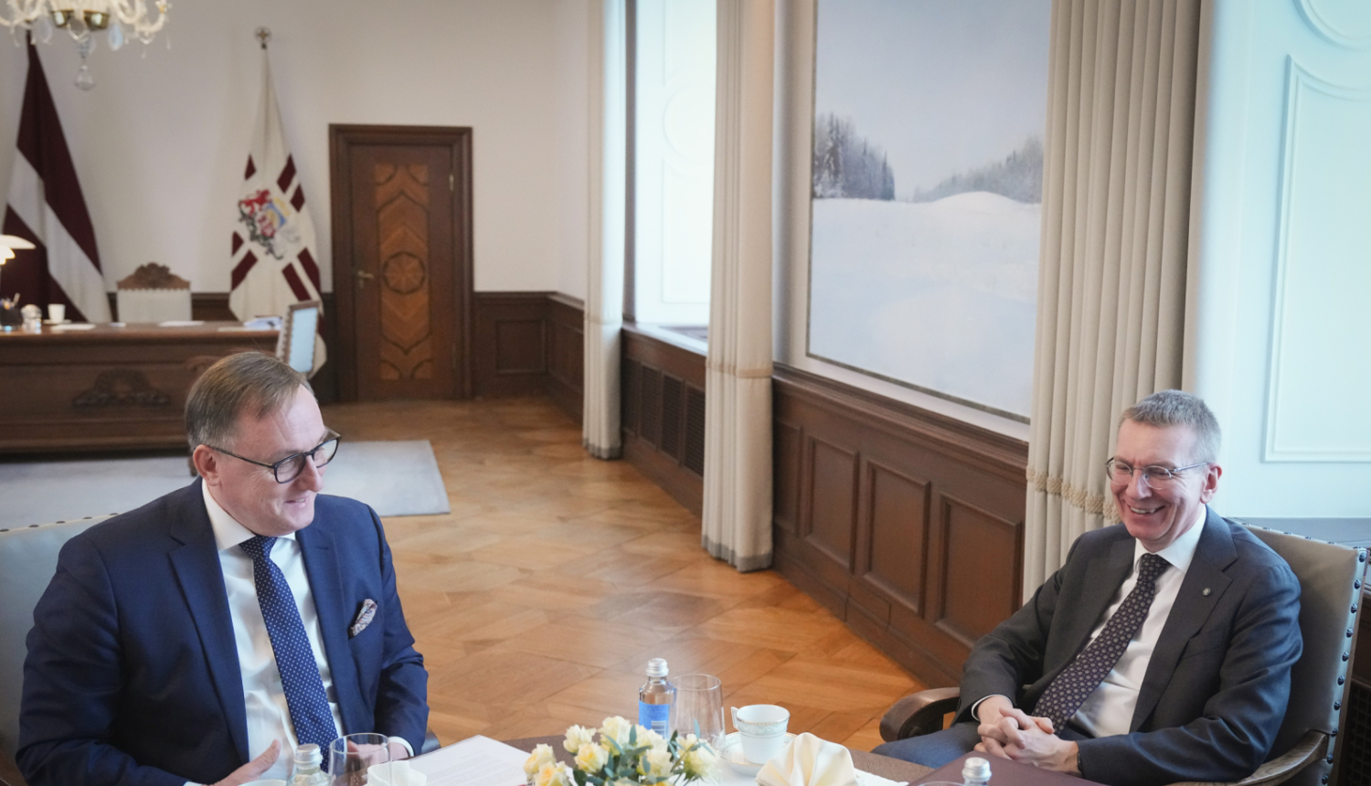 Valsts prezidenta Edgara Rinkēviča tikšanās ar Latvijas Bankas prezidentu Mārtiņu Kazāku Rīgas pilī 3. martā