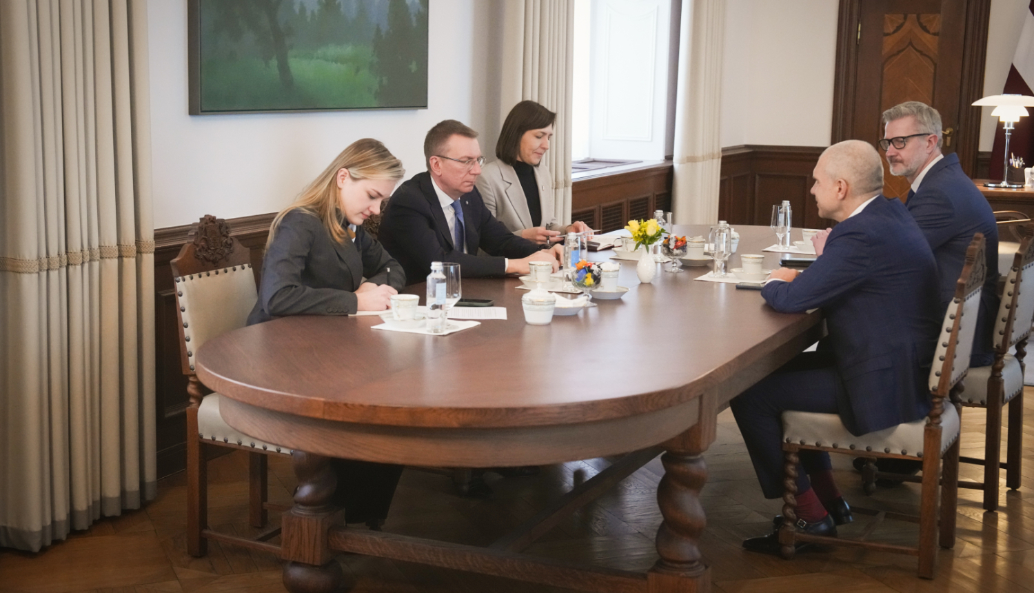 01.04.2025. Valsts prezidenta Edgara Rinkēviča tikšanās ar Latvijas Tirdzniecības un rūpniecības kameras prezidentu Aigaru Rostovski un valdes priekšsēdētāju Jāni Endziņu