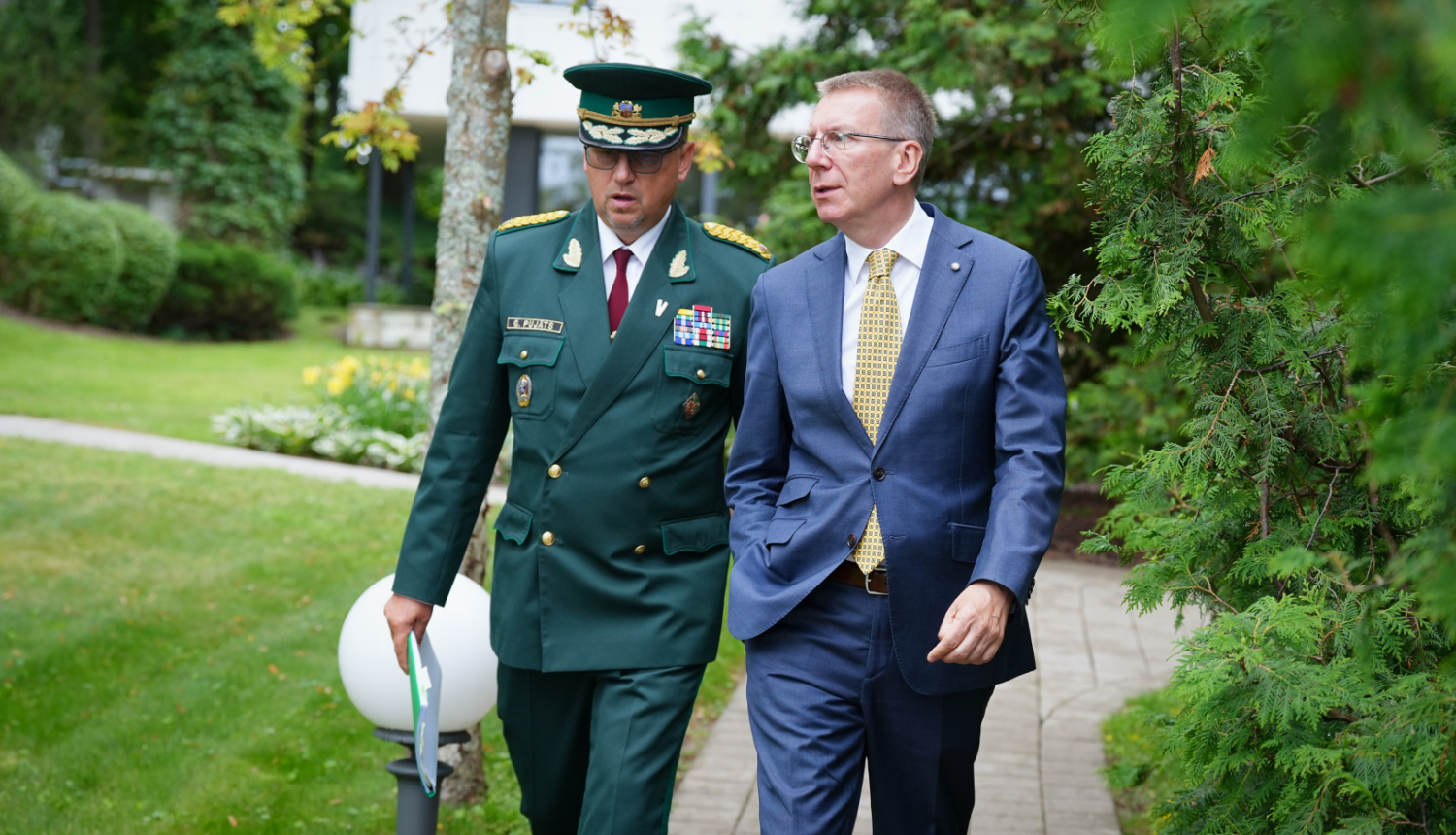 Valsts prezidents Edgars Rinkēvičs un Valsts robežsardzes priekšnieks Ģenerālis Guntis Pujāts Jūrmalas rezidentces dārzā