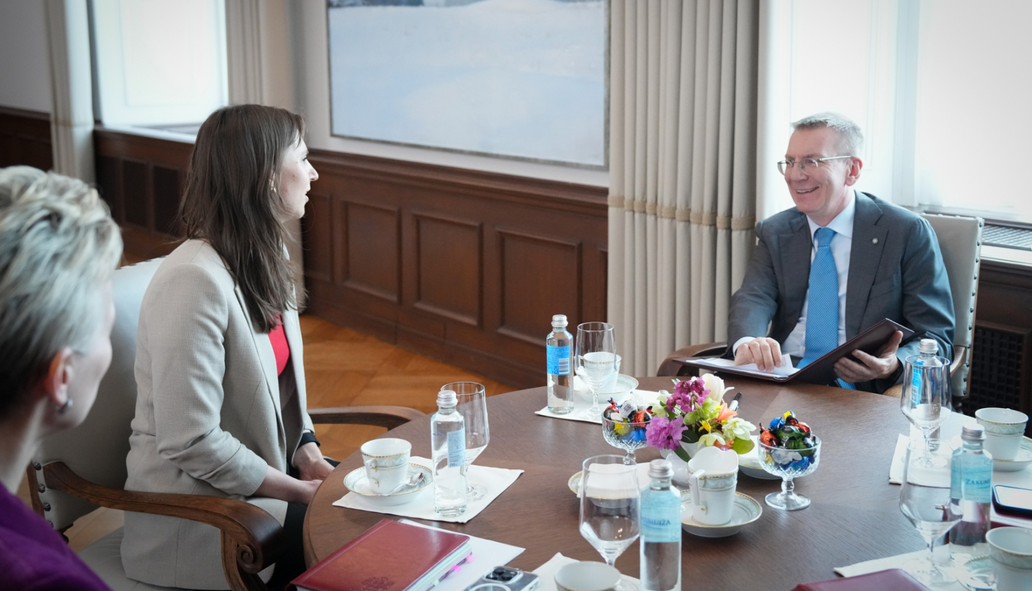 30.04.2025. Valsts prezidenta Edgara Rinkēviča tikšanās ar Saeimas Cilvēktiesību un sabiedrisko lietu komisijas priekšsēdētāju Leilu Rasimu