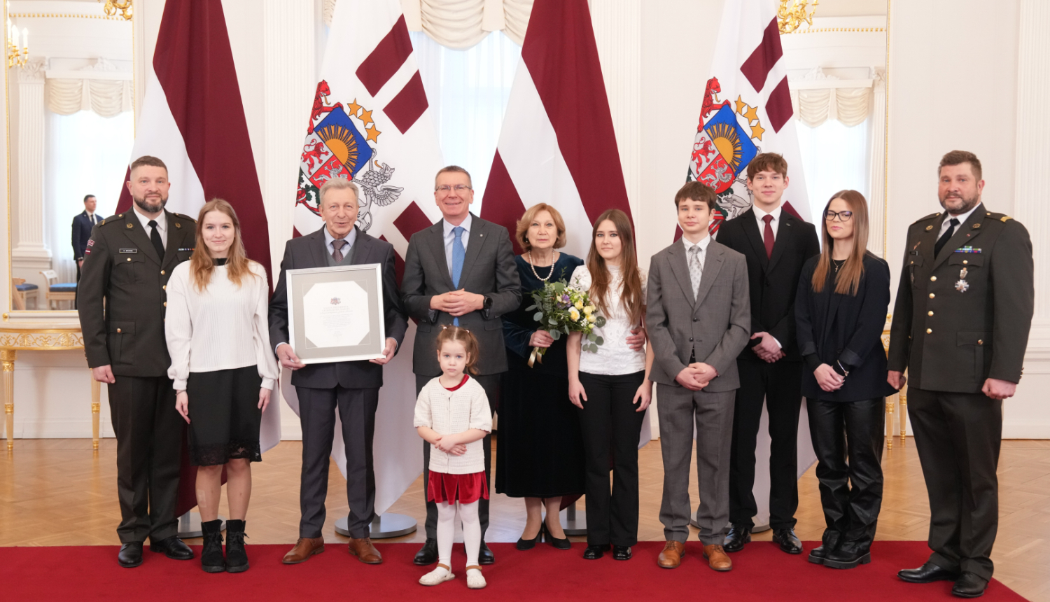 Valsts prezidents pasniedz Cildinājuma rakstu aktierim Jānim Skanim