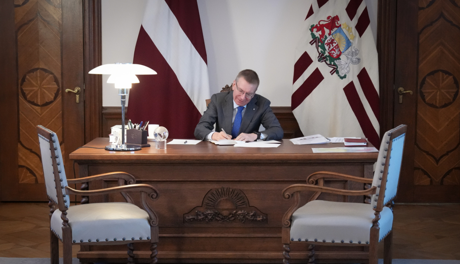 Prezidents paraksta vēstuli