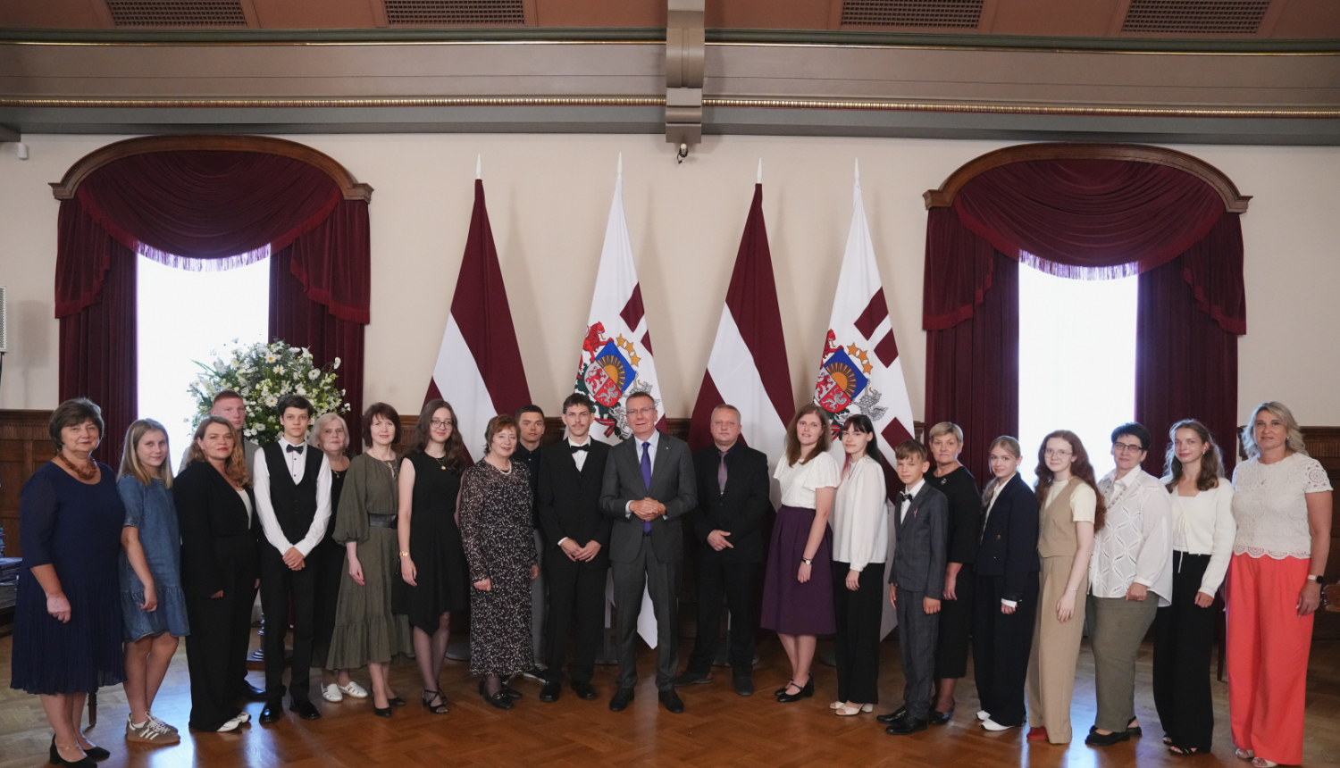Valsts prezidents Edgars Rinkēvičs Rīgas pilī piedalās skolēnu projekta darbu konkursa “Vēsture ap mums” laureātu apbalvošanā