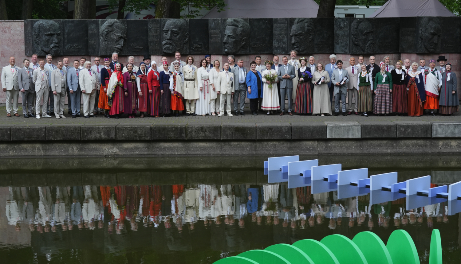 Valsts prezidents ar XIII Latvijas Skolu jaunatnes dziesmu un deju svētku virsvadītājiem