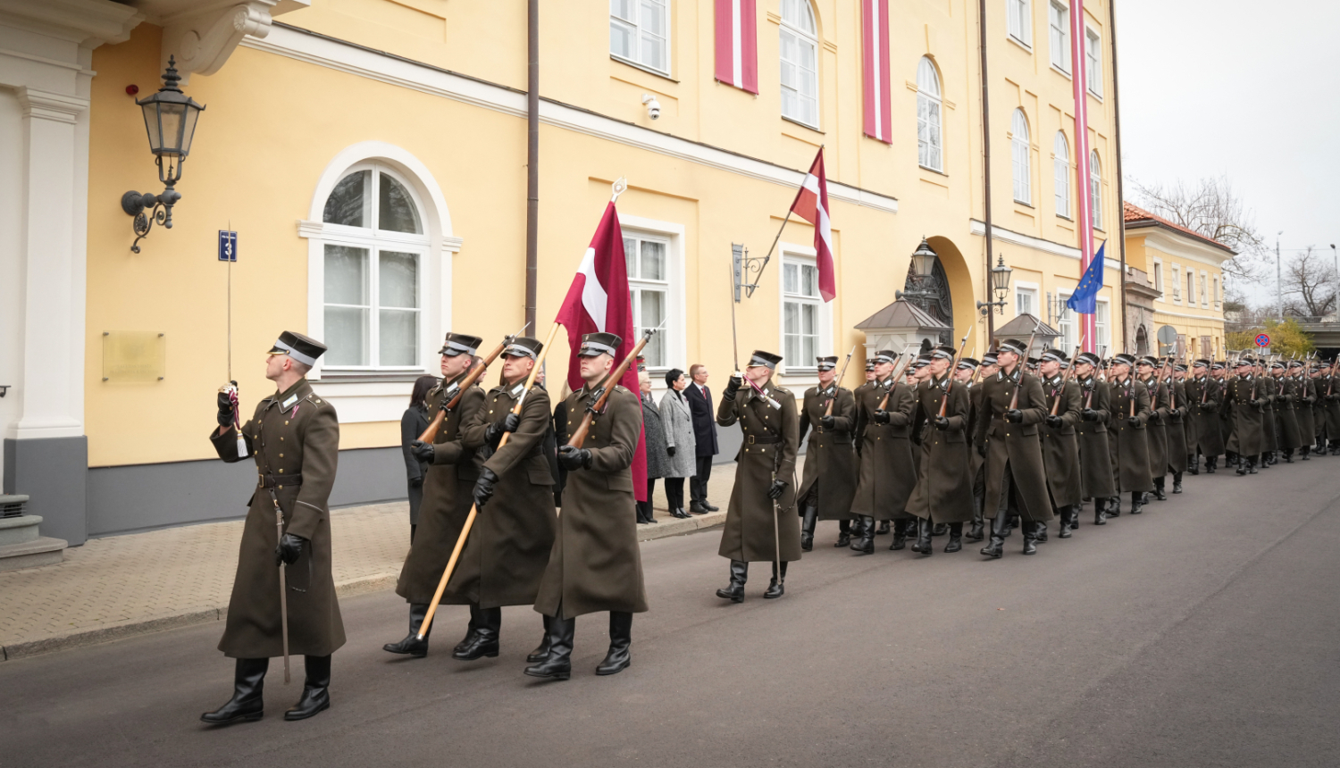 Valsts prezidenta Edgara Rinkēviča dalība Nacionālo bruņoto spēku svinīgajā godasardzes maiņas ceremonijā pie Rīgas pils