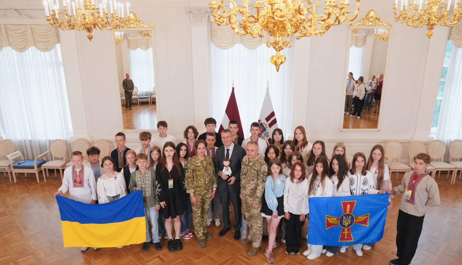 Valsts prezidents Edgars Rinkēvičs tiekas ar Ukrainas Gaisa spēku karavīru bērniem un fonda "Namejs" nometnes ukraiņu karavīru bērniem