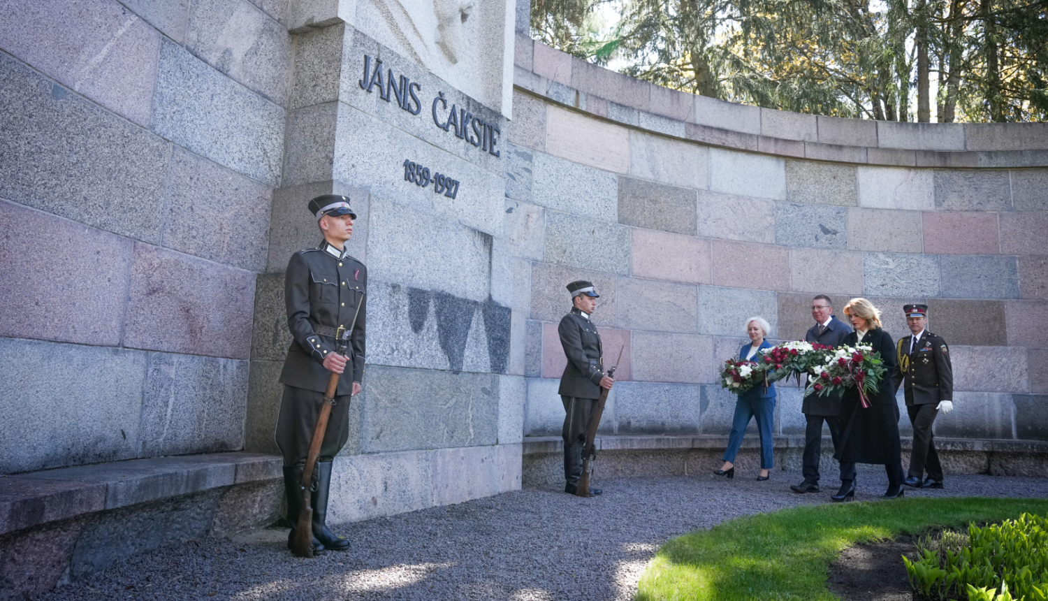 Valsts prezidenta Edgara Rinkēviča dalība svinīgajā ziedu nolikšanas ceremonijā pie Jāņa Čakstes kapa pieminekļa
