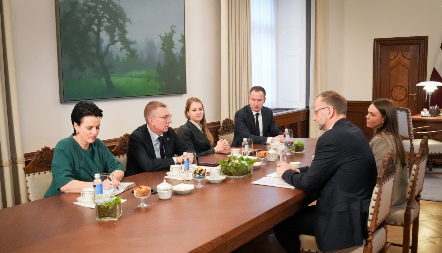 Valsts prezidents ar satiksmes ministru pārrunā nozares aktualitātes