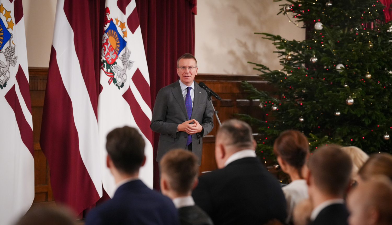 Valsts prezidents un daudzbērnu ģimenes iededz Rīgas pils Ziemassvētku egli