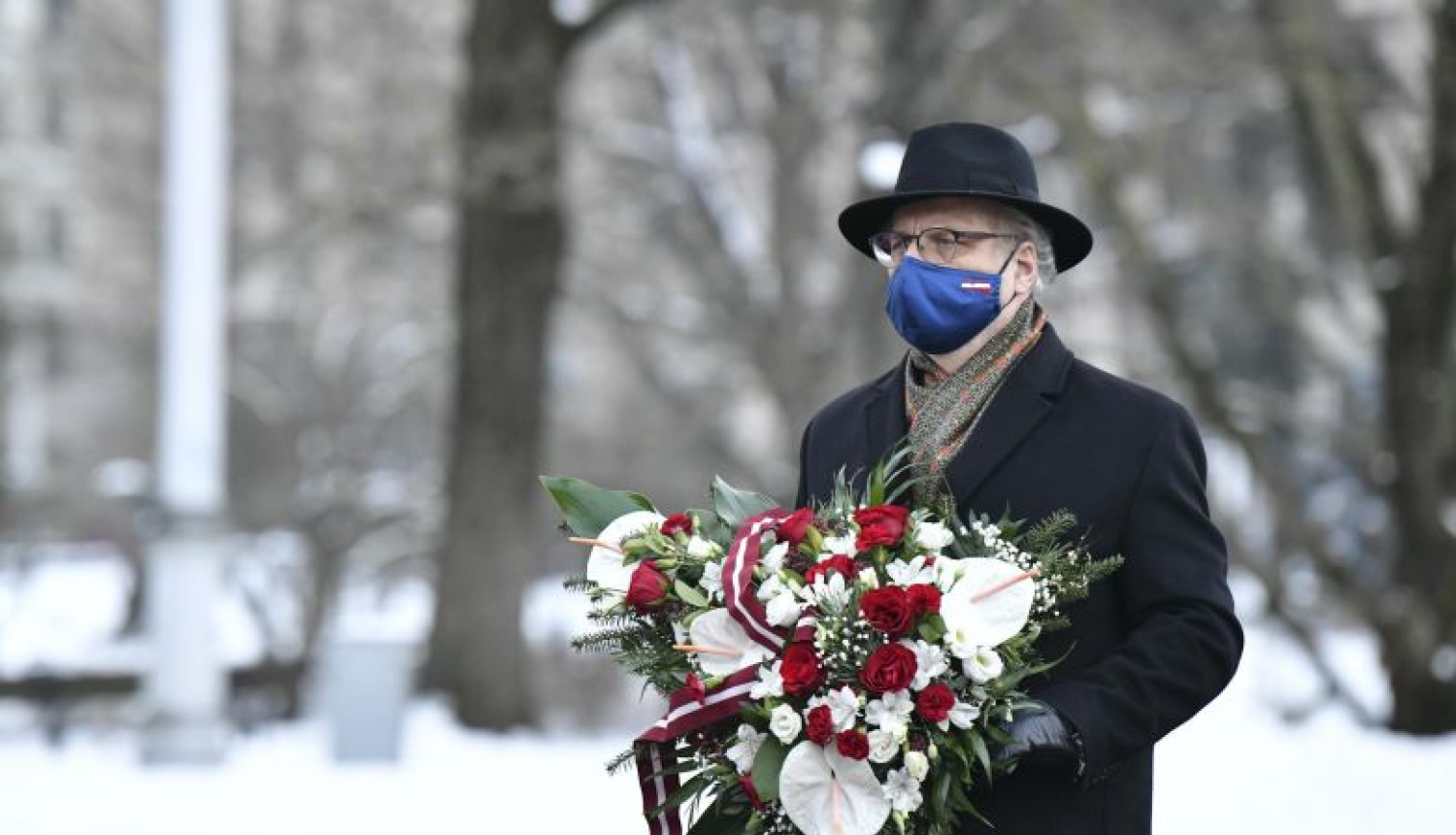 Valsts prezidents privāti noliek ziedus, pieminot 1991. gada barikāžu aizstāvjus