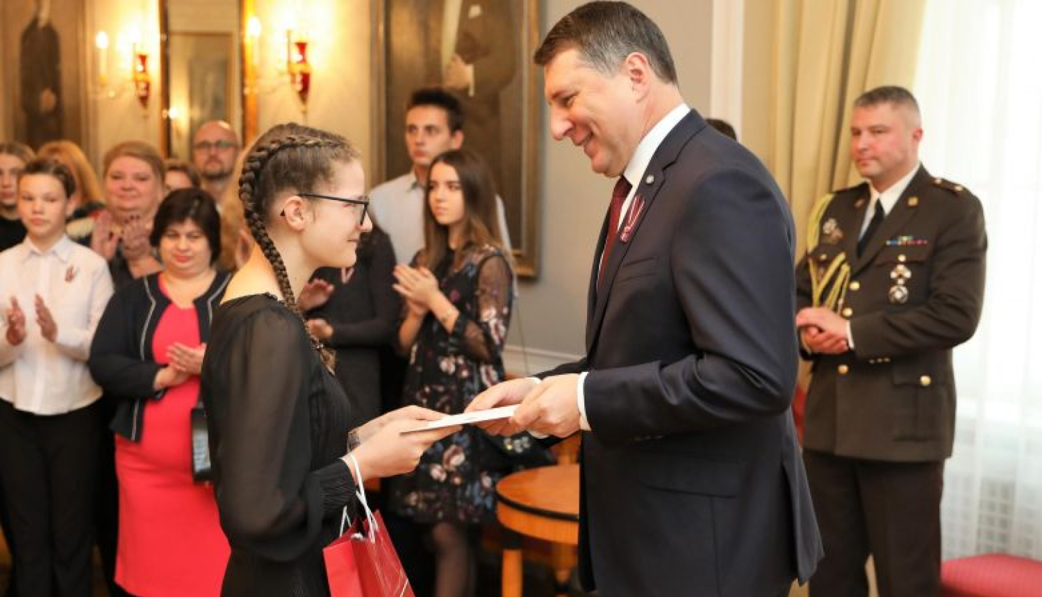 Valsts prezidents apbalvo Latvijas simtgades Valsts prezidenta uzrunu konkursa uzvarētājus