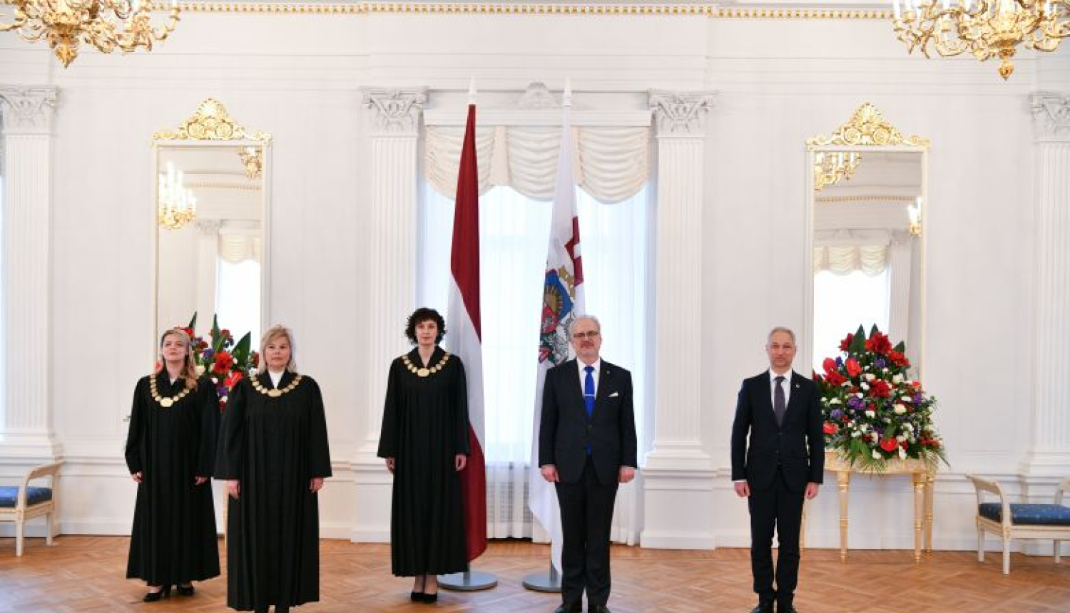 Rīgas pilī tiesneša zvērestu Valsts prezidentam dod tiesneses Līga Supe, Nataļja Saratova un Zane Aldiņa