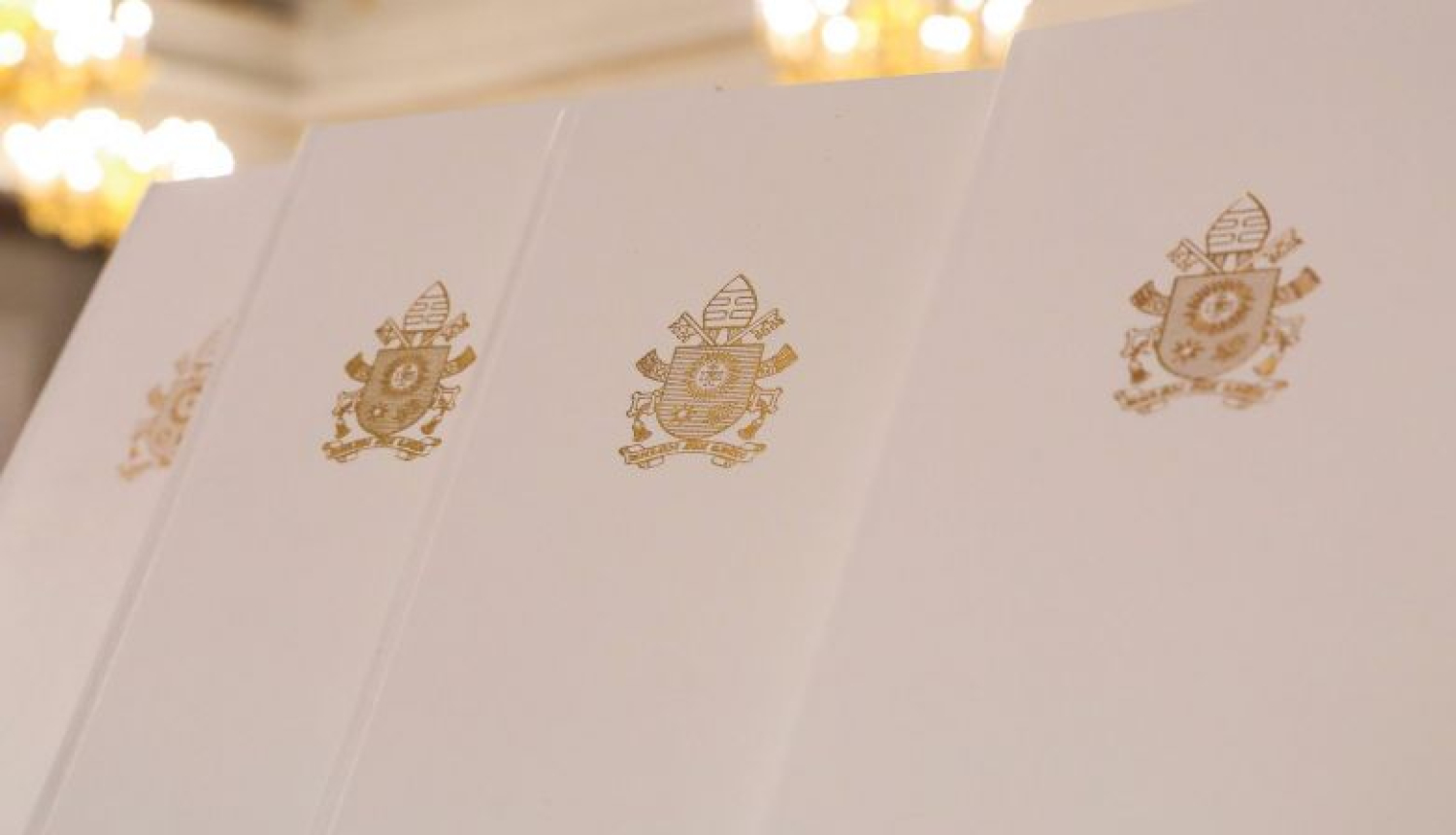 Valsts prezidents nodod Latvijas Nacionālās bibliotēkas Tautas grāmatu plauktam pāvesta Franciska dāvinātās grāmatas