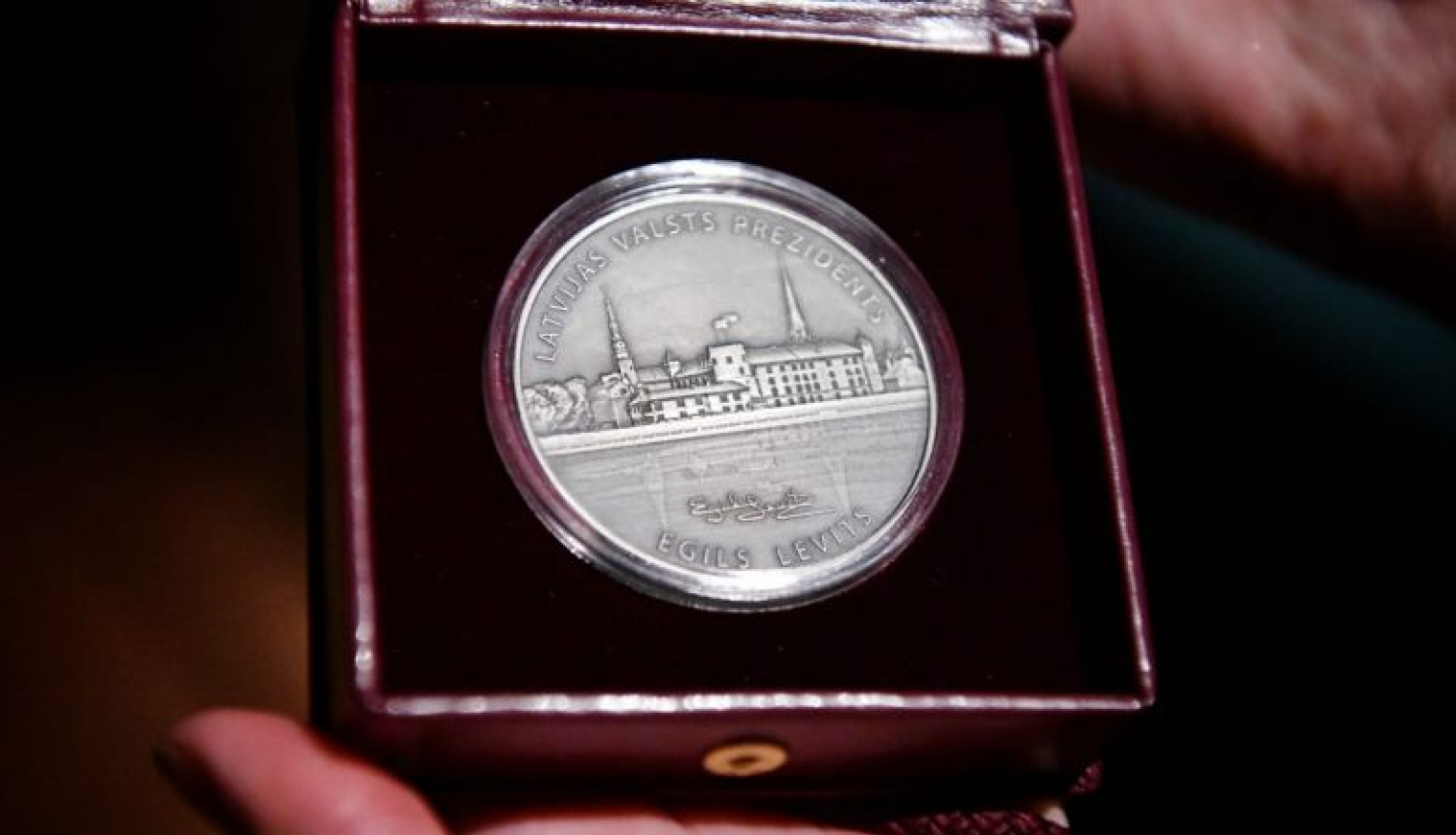 Pirmo Valsts prezidenta Goda medaļu saņem mākslas vēsturnieks un gleznotājs Imants Lancmanis