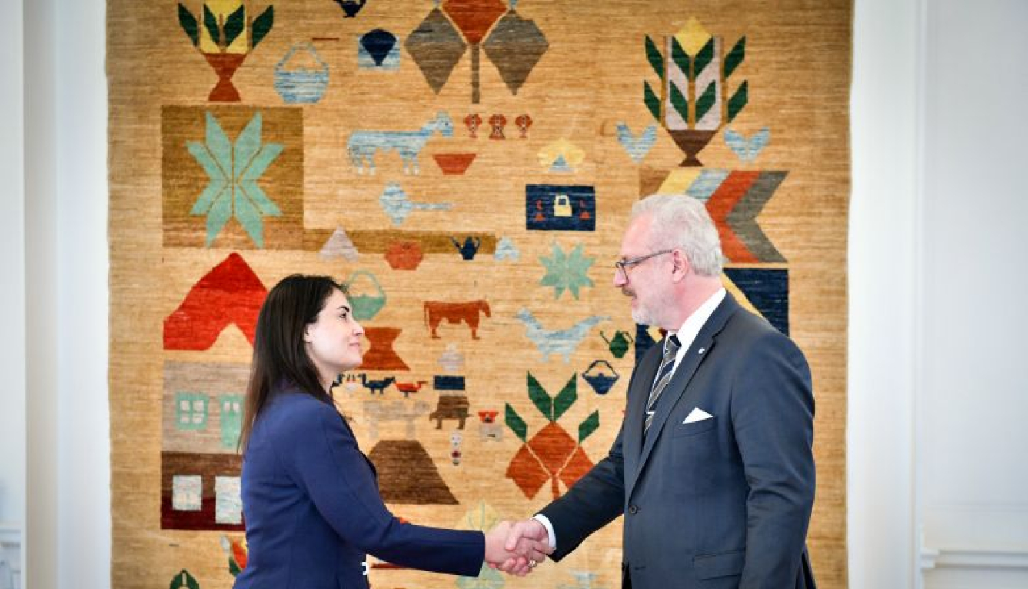 Valsts prezidents saņem Apvienoto Arābu Emirātu dāvinājumu Latvijas valsts simtgadē – miera paklāju