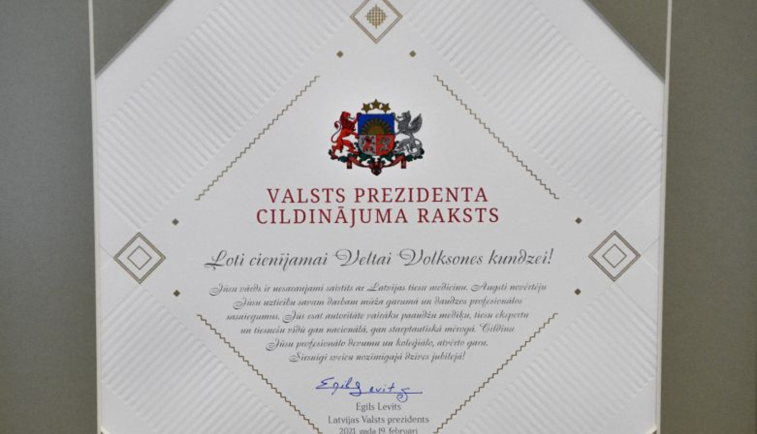 Valsts prezidents piešķir Cildinājuma rakstu ilggadējai tiesu medicīnas ekspertei Veltai Volksonei