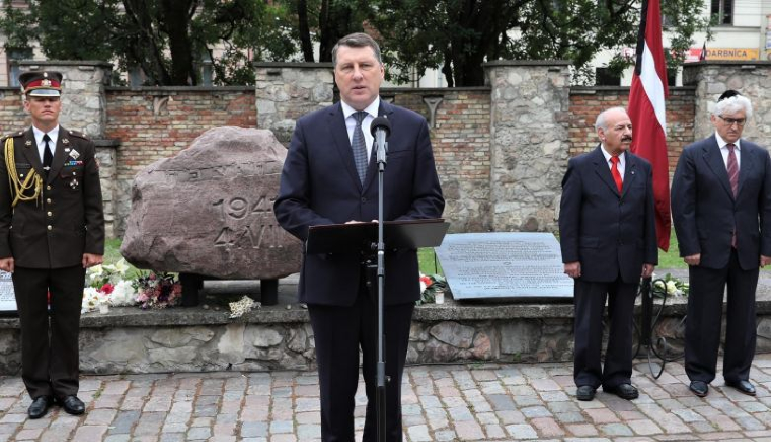 Valsts prezidents piedalās Ebreju genocīda upuru piemiņas pasākumā