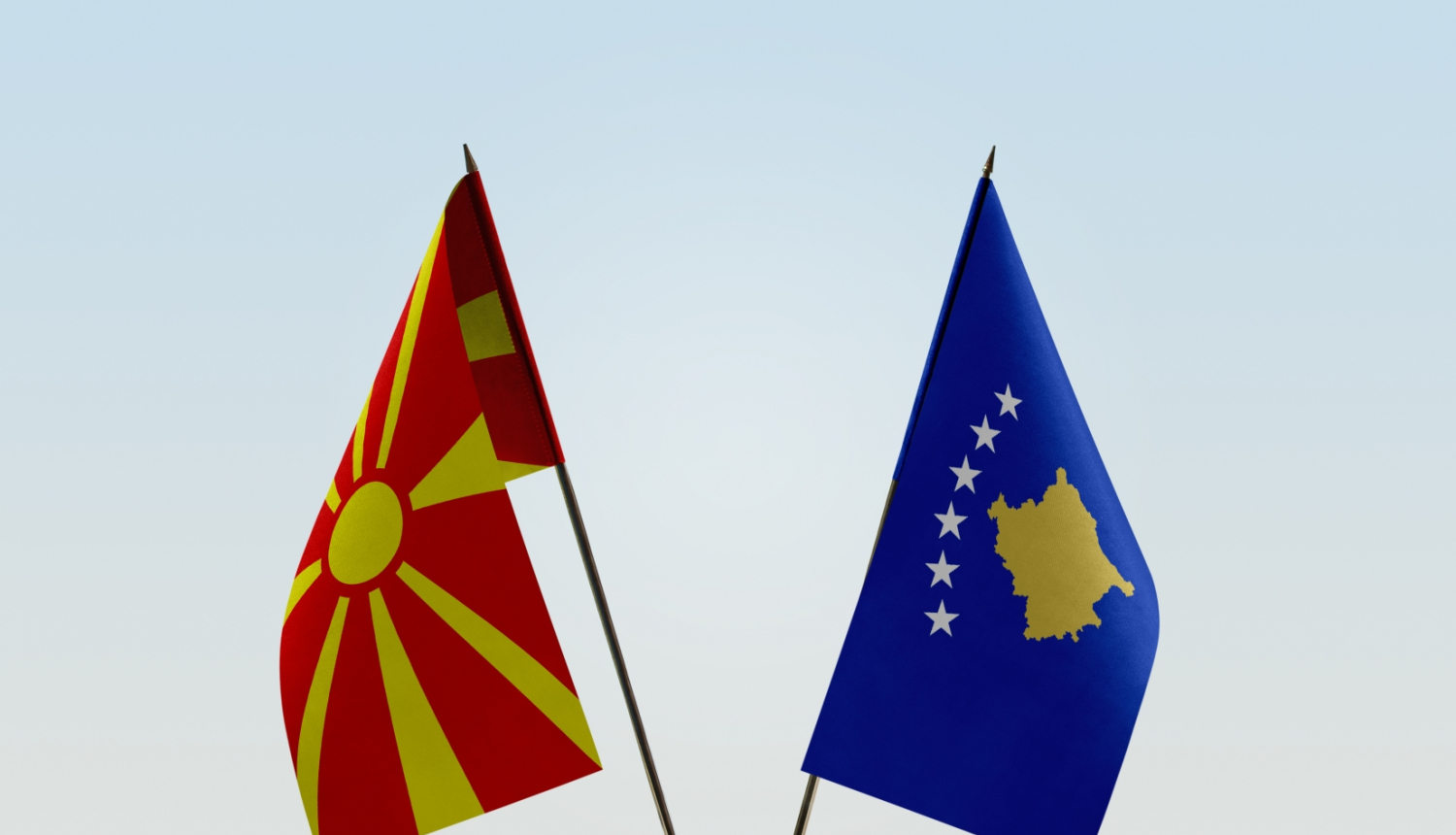 Ziemeļmaķedonijas un Kosovas karogi