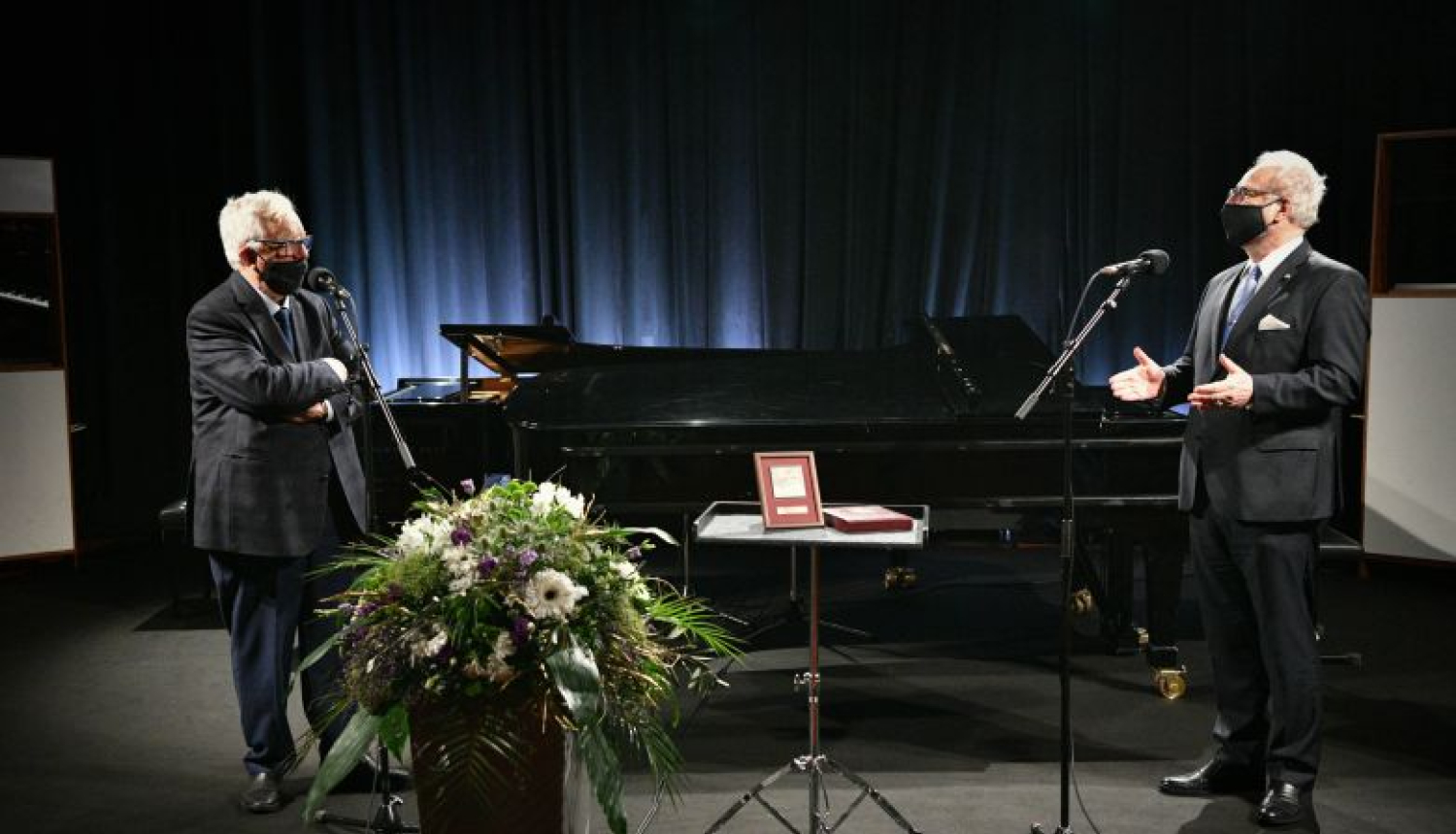 Valsts prezidents sveic Raimondu Paulu 85 gadu jubilejā