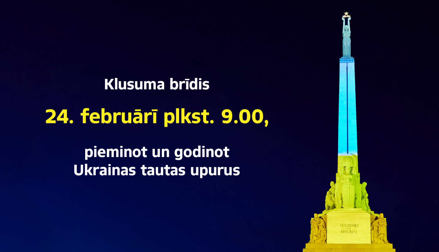 Informatīvs vizuālis ar Brīvības pieminekli Ukrainas karoga krāsās, kas vēsta par klusuma brīdi 24. februārī plkst. 9.00, pieminot un godinot Ukrainas tautas upurus