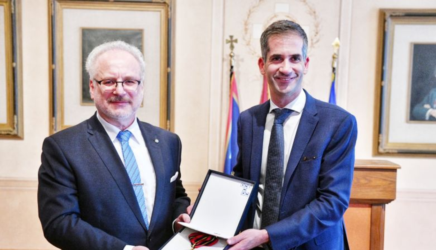 Atēnu pilsētas mērs Kosts Bakojani Valsts prezidentam Egilam Levitam pasniedz Atēnu pilsētas goda medaļu