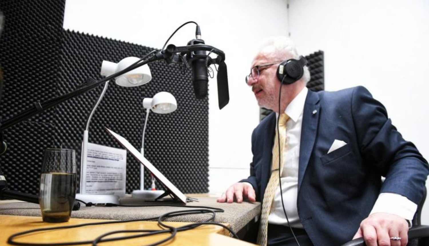 Valsts prezidents papildina Neredzīgo bibliotēkas krājumu, ierunājot audioierakstā Satversmes ievadu ar komentāriem