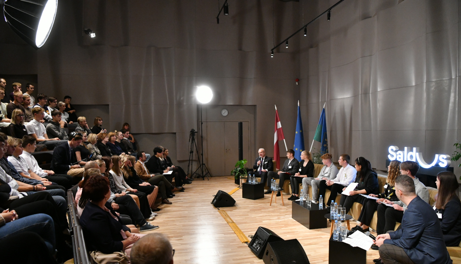 kopskats uz debatētājiem un klausītājiem