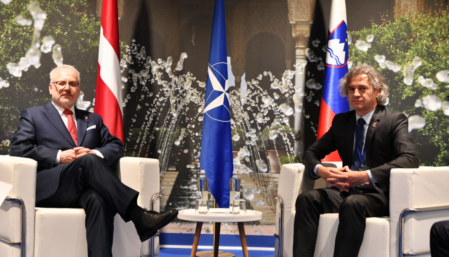 Valsts prezidents Egils Levits NATO samita laikā tiekas ar Slovēnijas premjerministru Robertu Golobu.