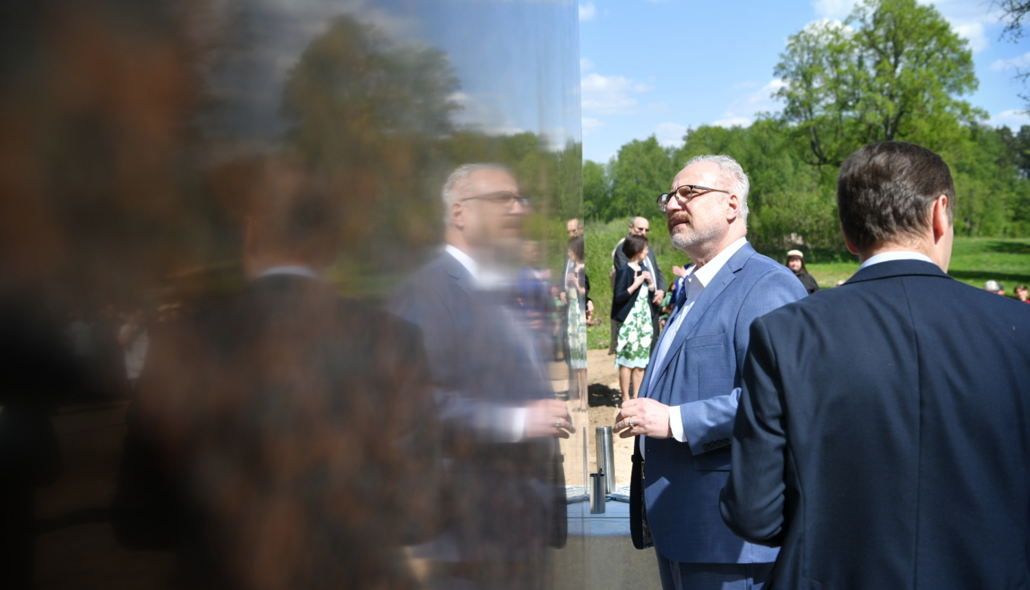 13.05.2023. Valsts prezidents Egils Levits pie akadēmiķim Jānim Stradiņam veltītā skulpturālā ansambļa “Gaismas vārti” Stendera parkā Viesītes pagastā