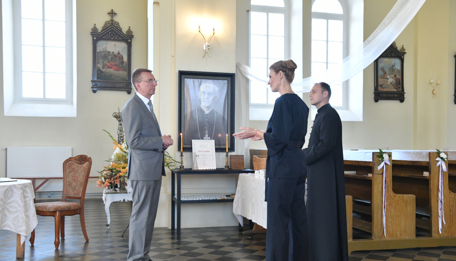 15.08.2023. Ziedu nolikšana pie bīskapa Boļeslava Sloskāna piemiņas plāksnes.