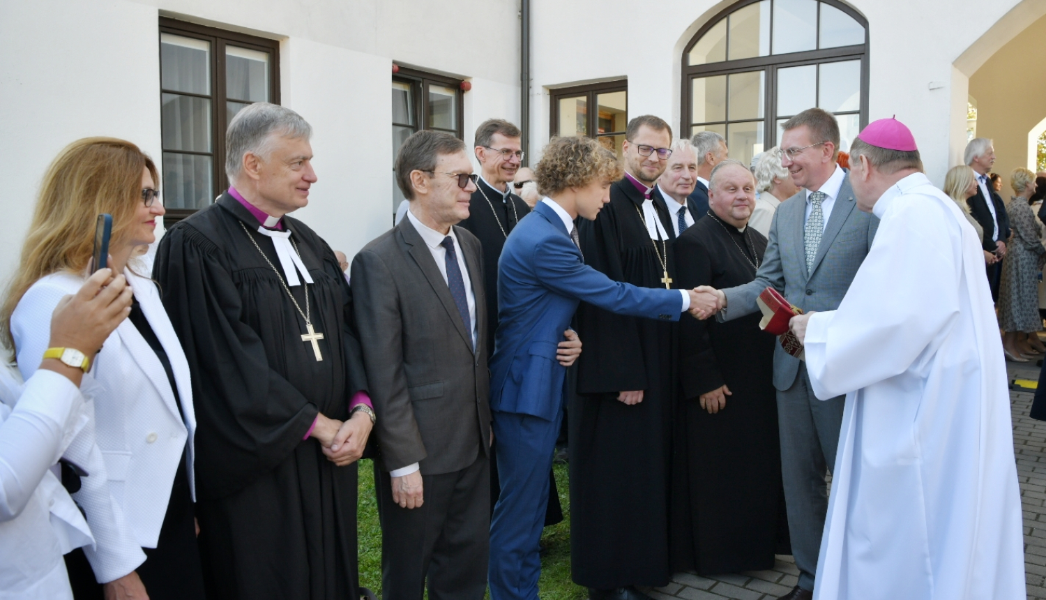 Edgars Rinkēvičs sasveicinās ar Aglonas svētku viesiem