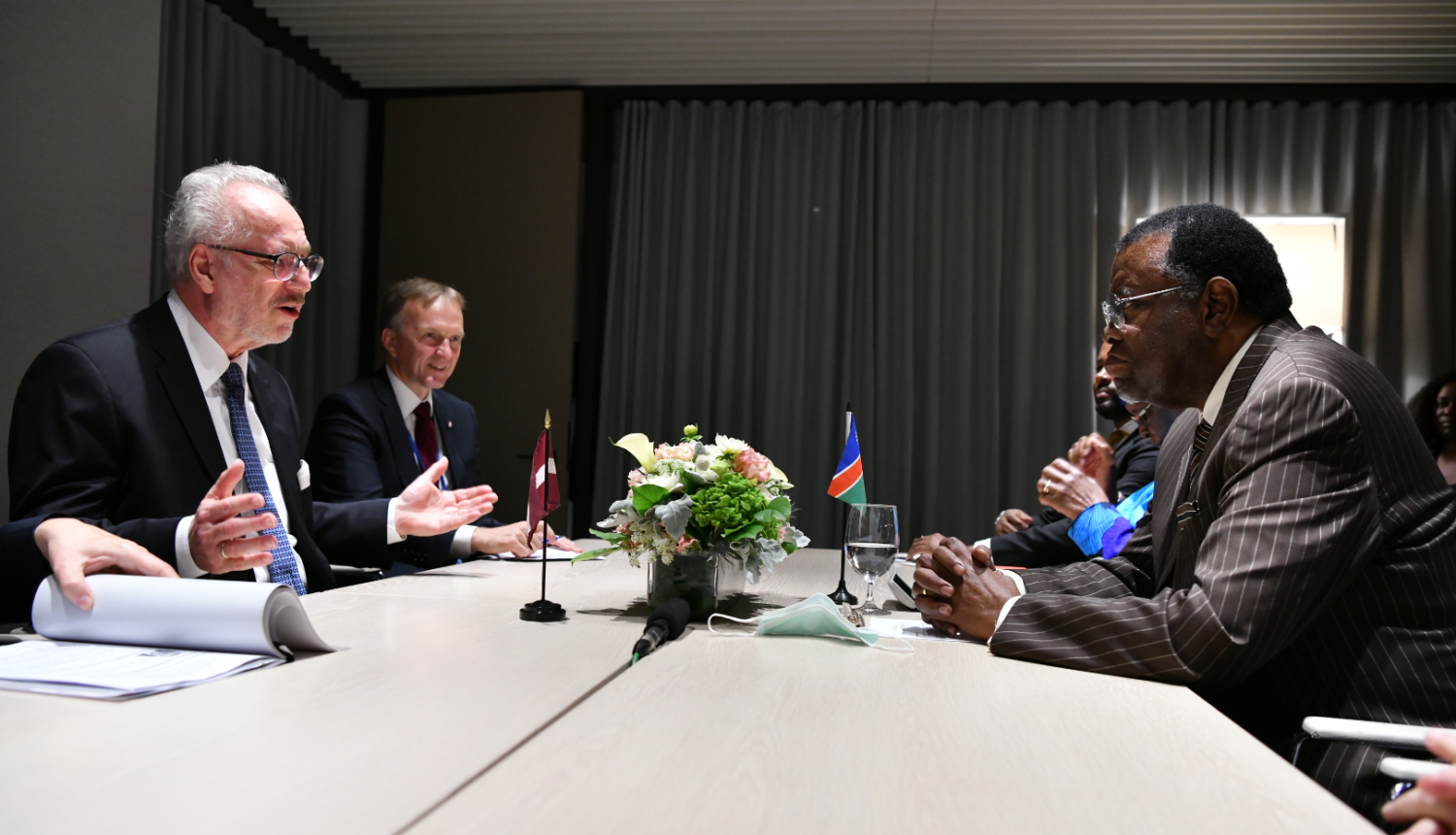 Latvijas un Namībijas delegācijas pie sarunu galda