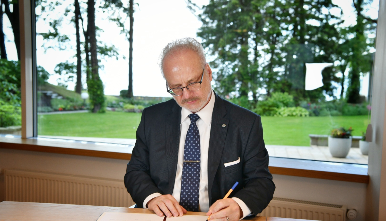 Valsts prezidents Egils Levits paraksta likumus par Somijas un Zviedrijas pievienošanos NATO