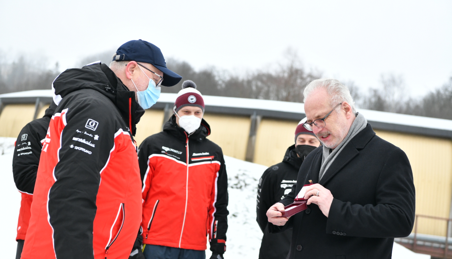 Egils Levits pasniedz Dainim Dukuram Valsts prezidenta medaļu