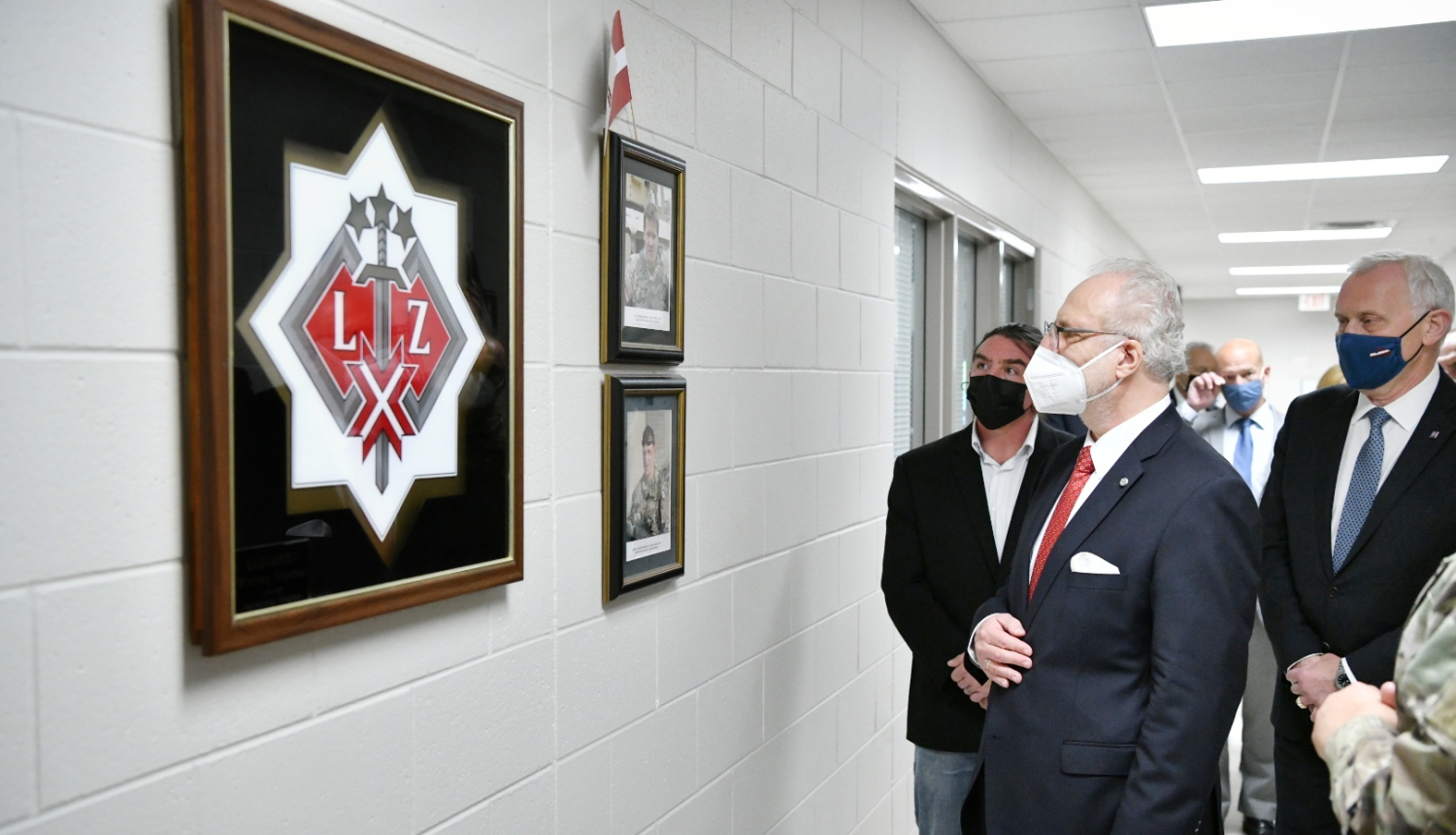 Egils Levits pie kritušo Latvijas karavīru piemiņas plāksnes