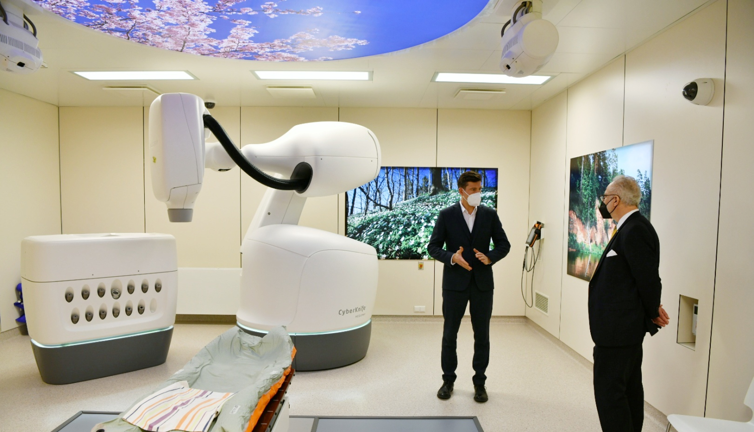 Valsts prezidents apskata CyberKnife robotu Siguldas slimnīcā