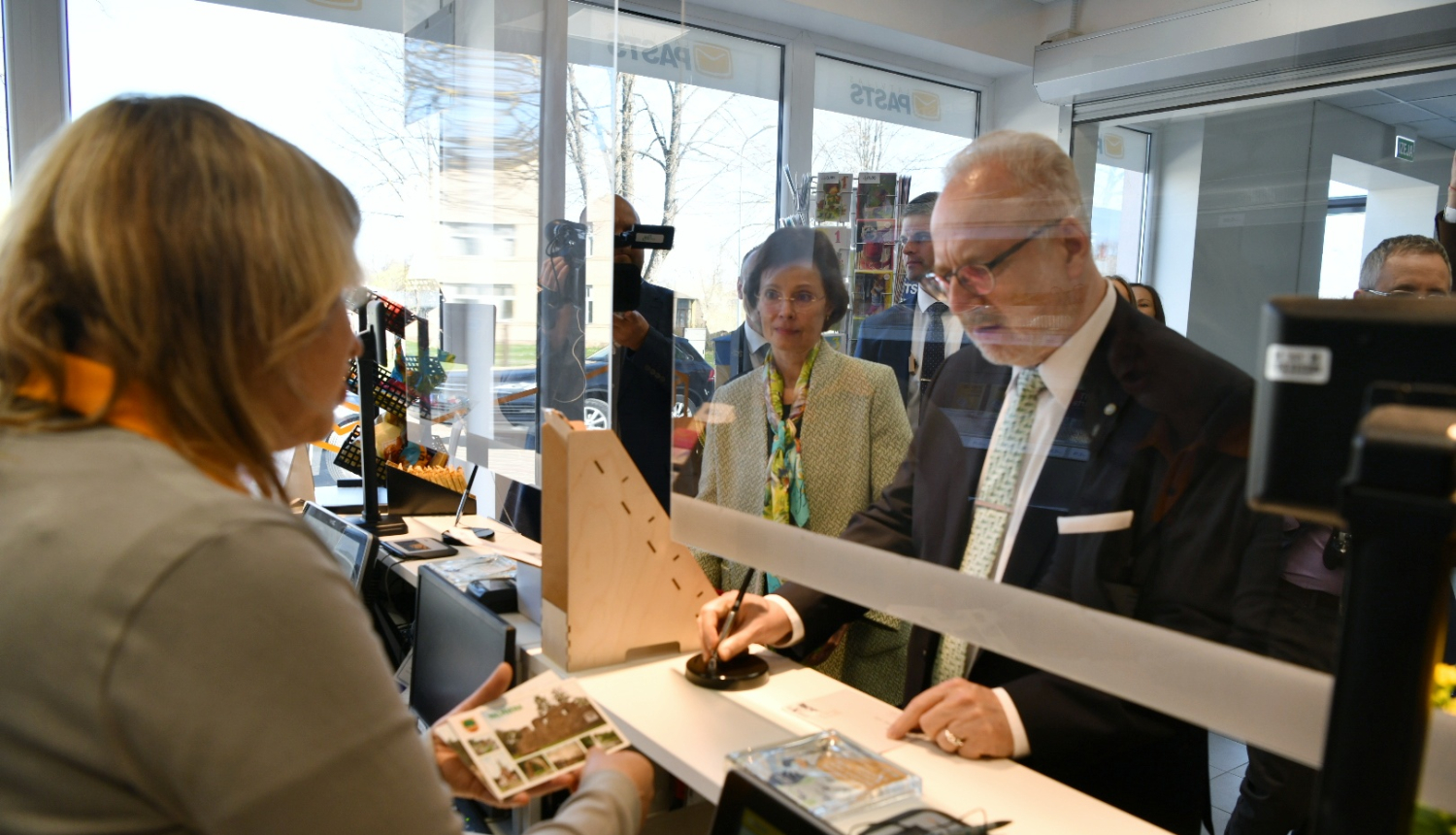 Valsts prezidents Egils Levits un Andra Levites kundze Valmieras 2. pasta nodaļā