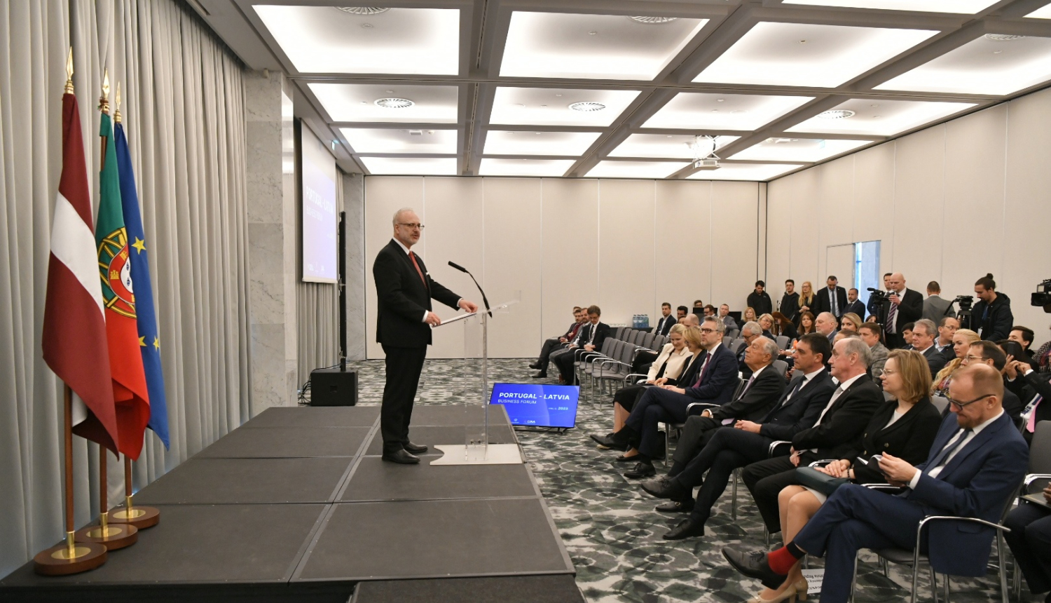 Egils Levits stāv uz skatuves un sniedz uzrunu