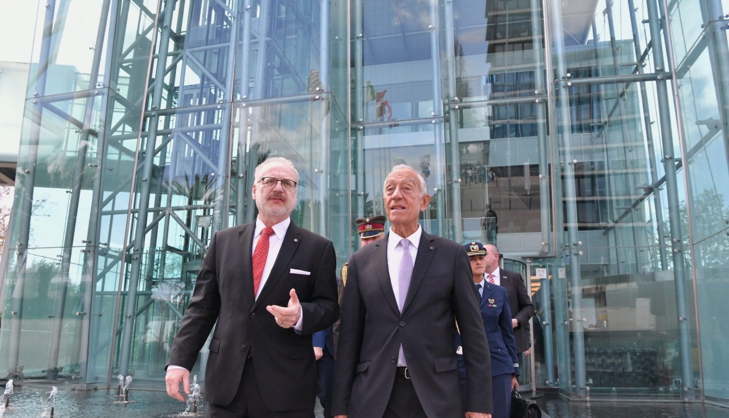 Latvijas un Portugāles prezidenti iet pa stikla gaiteni