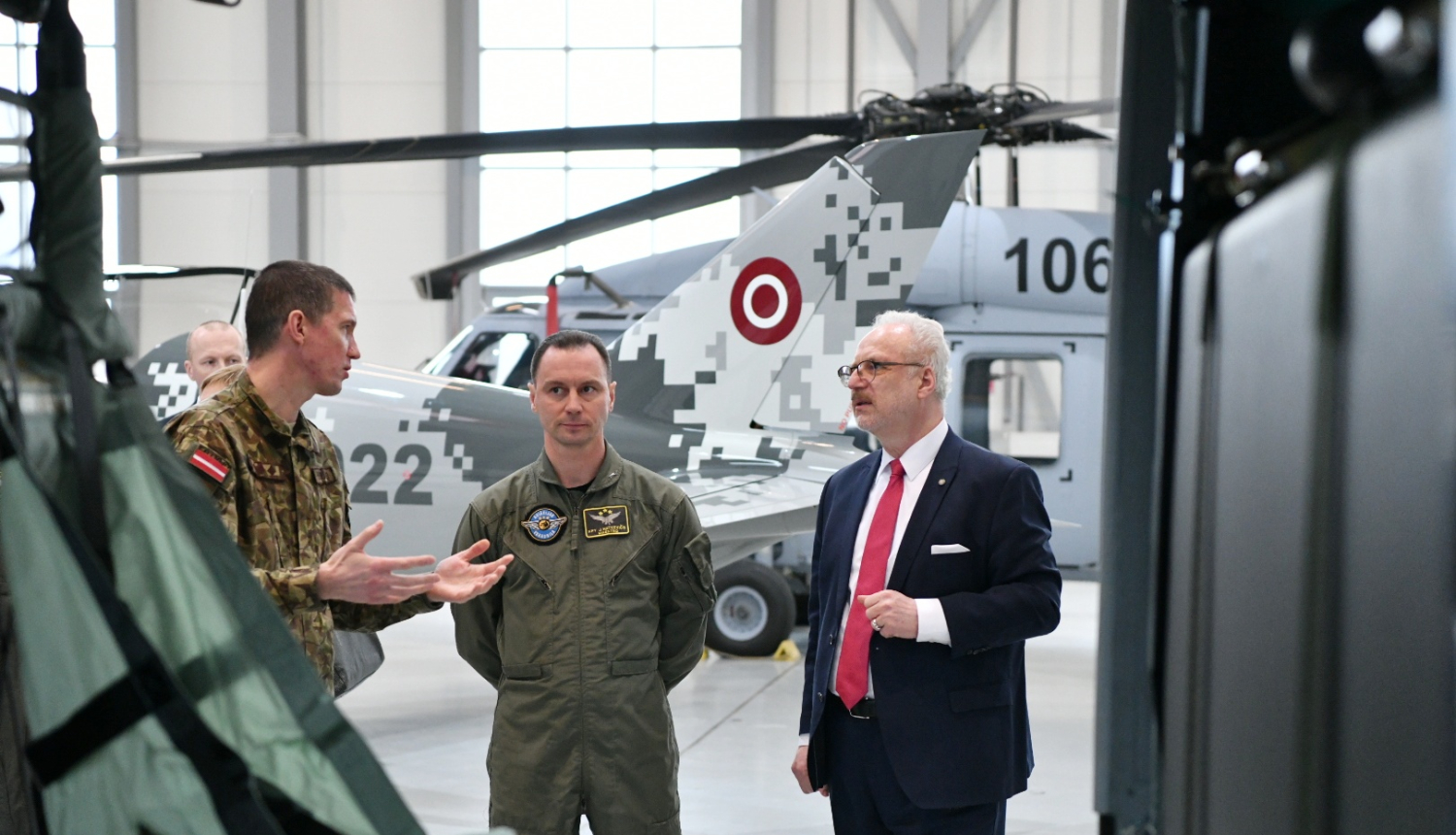 Egils Levits sarunājas ar pilotiem