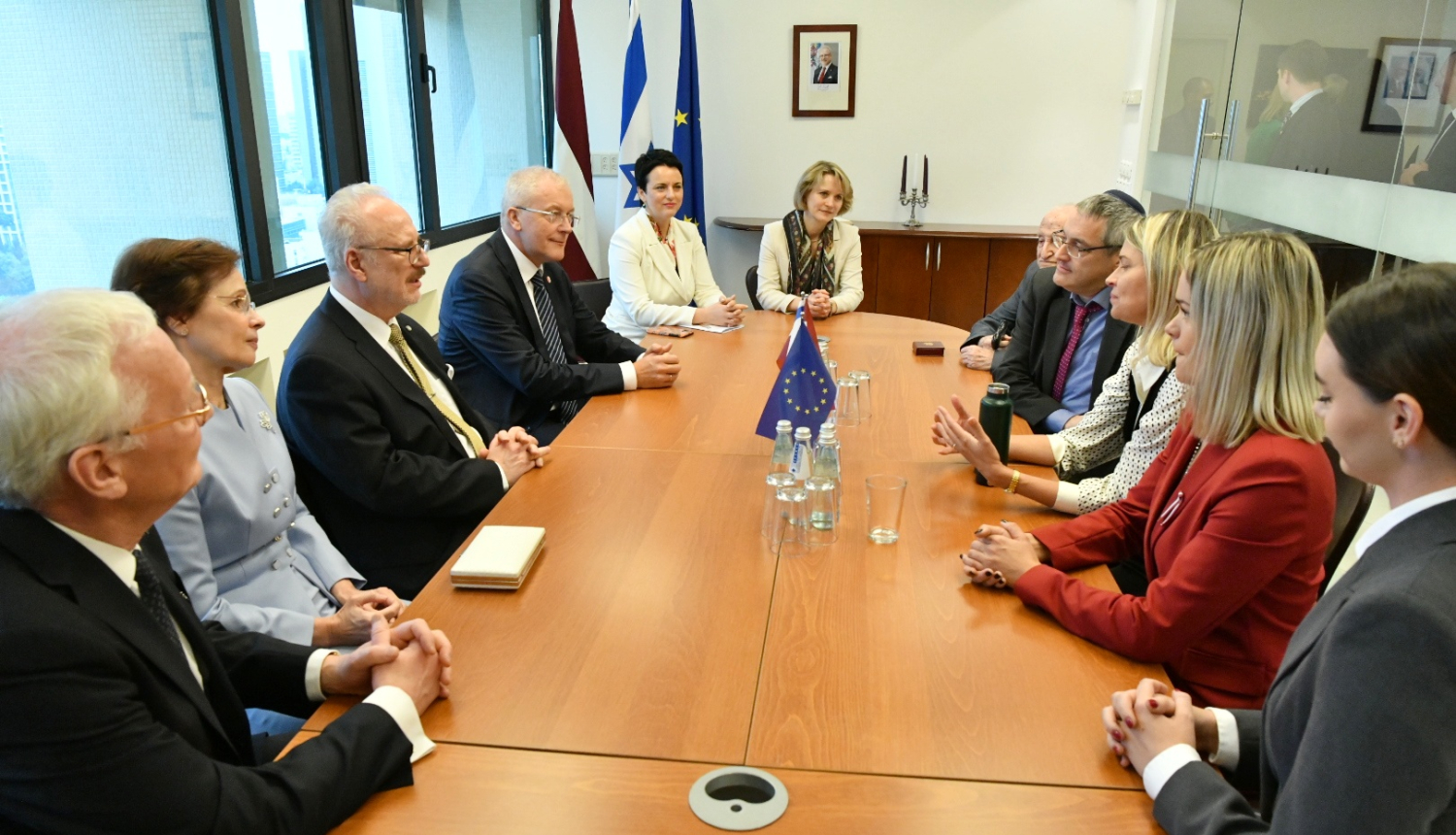 Sarunas dalībnieki pie galda