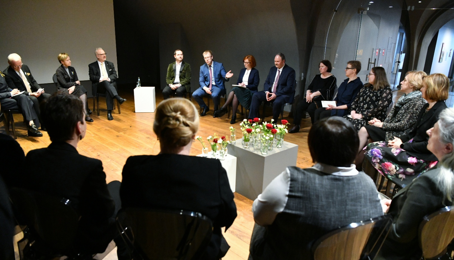 Valsts prezidenta saruna ar Daugavpils kultūras jomas pārstāvjiem, visi sēž aplī