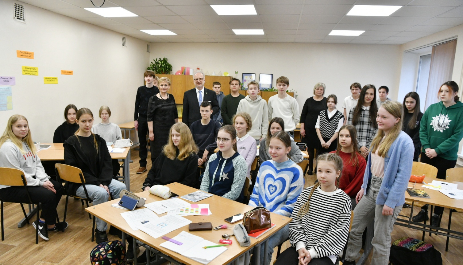 Valsts prezidenta kopbilde ir kādu no Daugavpils 12. vidusskolas klasēm