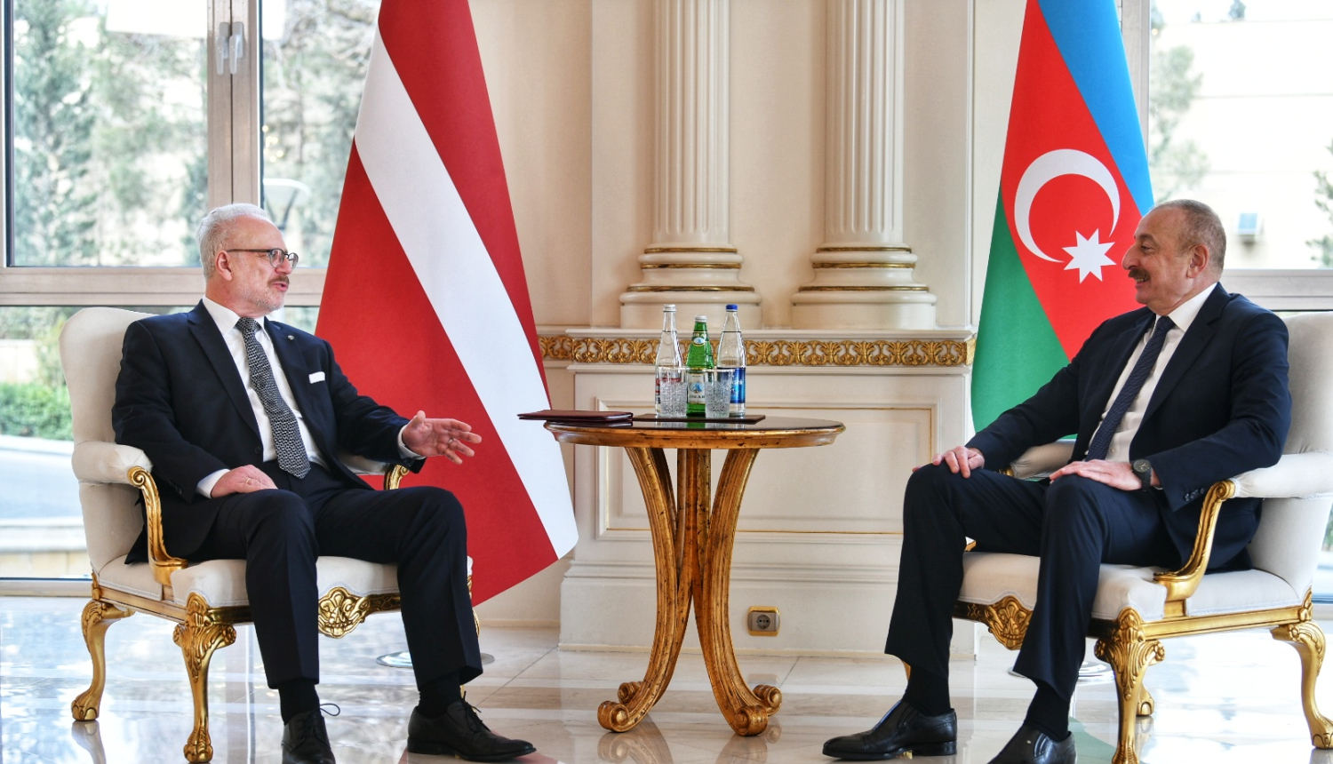 Latvijas un Azerbaidžānas prezidenti sēž viens otram pretī un sarunājas