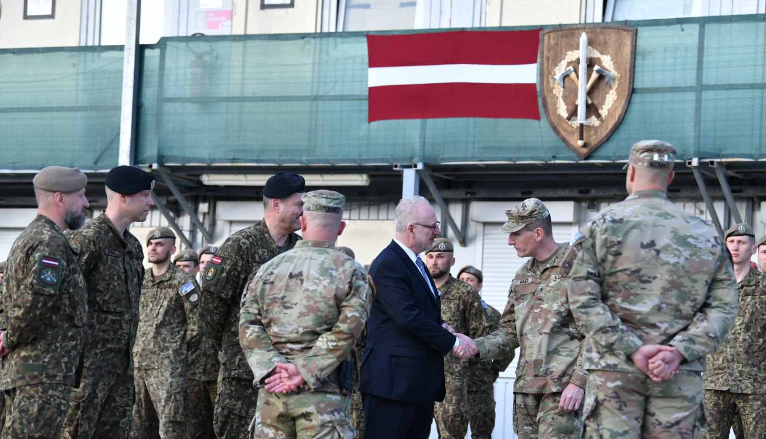 Valsts prezidents sarokojas ar karavīriem