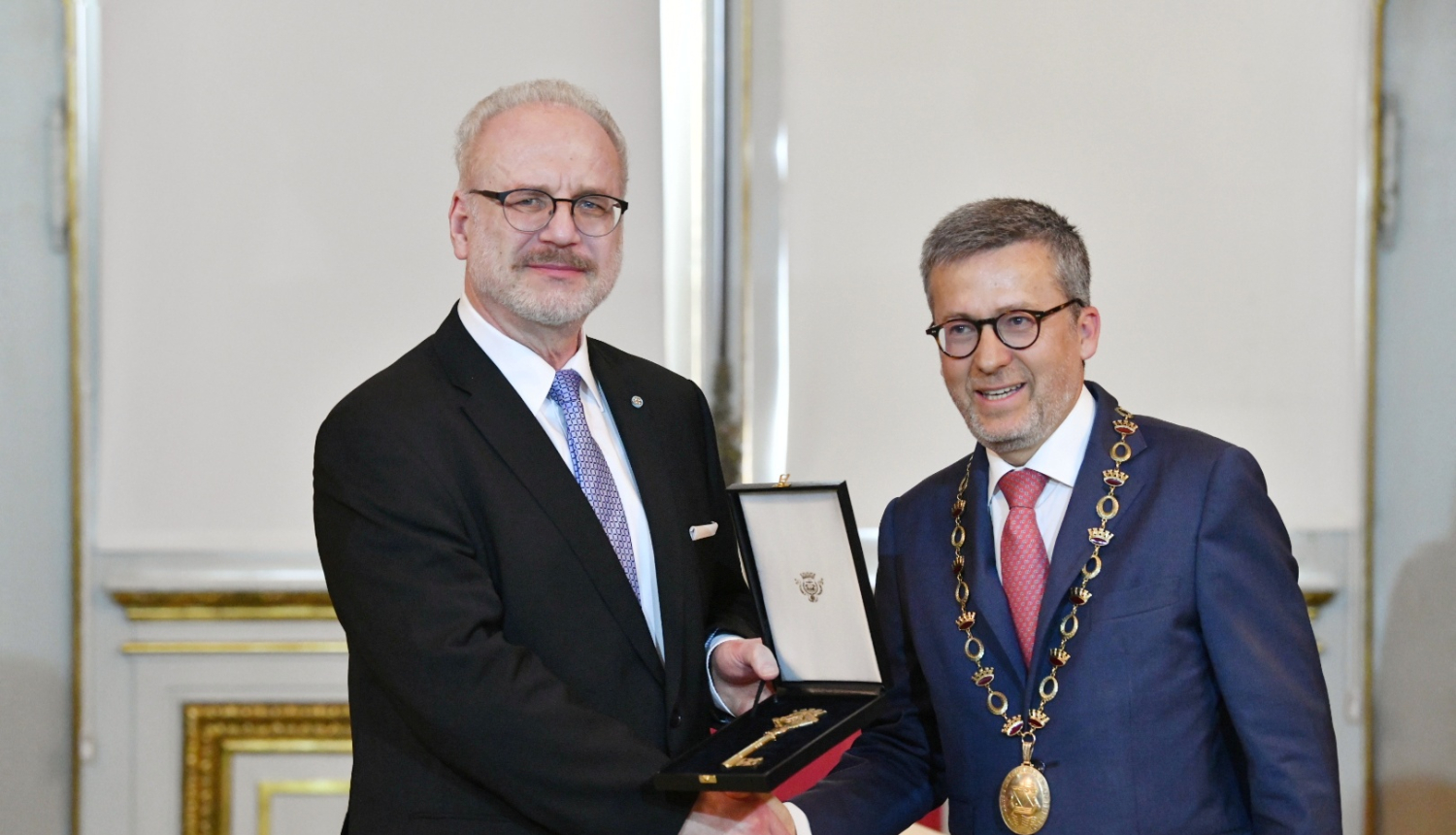 Valsts prezidentam piešķir Lisabonas goda pilsoņa statusu. No kreisās: Valsts prezidents Egils Levits, Lisabonas mērs Karloš Moeda. 2023. gada 12. aprīlī, Lisabonā. 