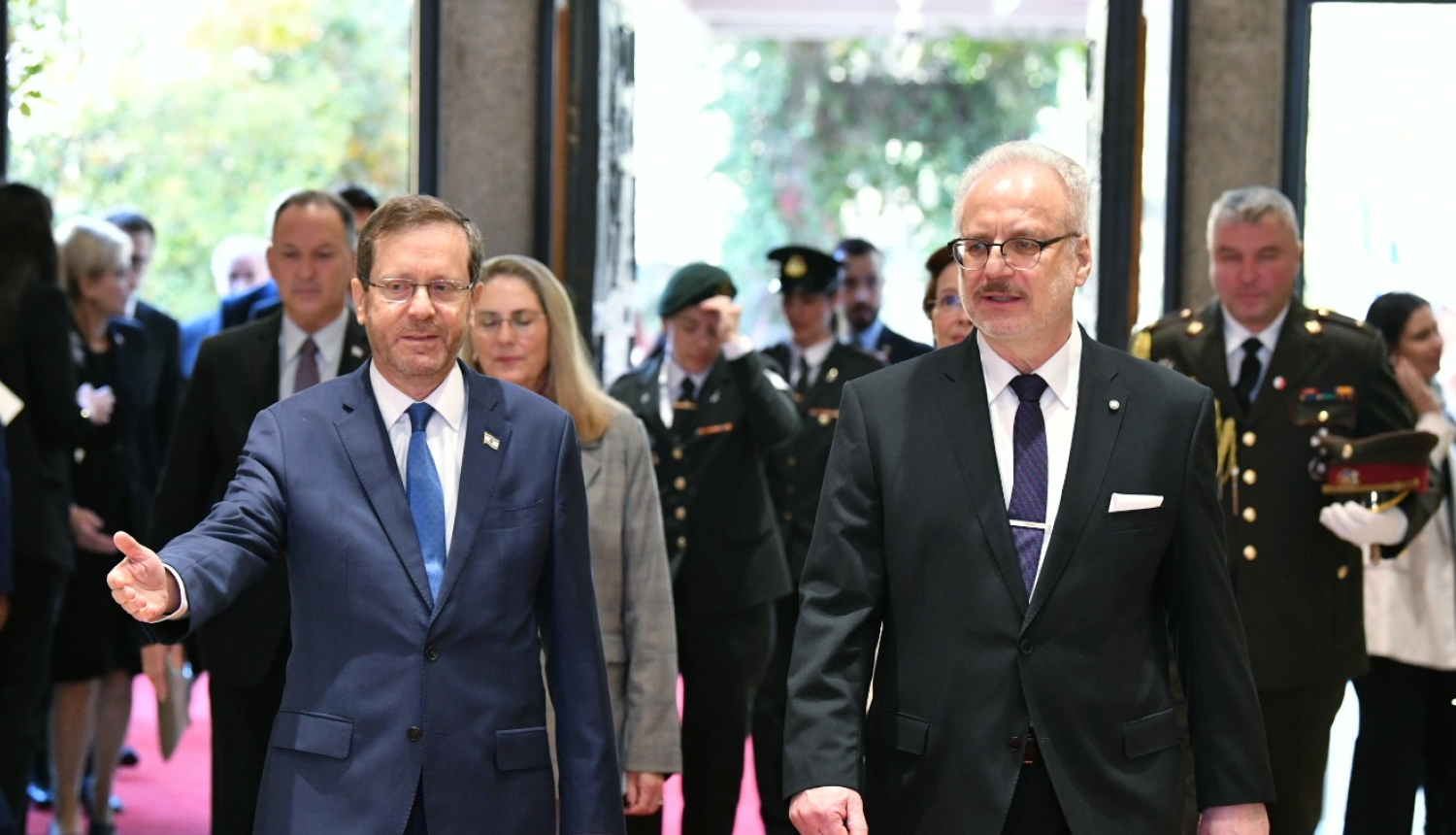 No kreisās Isāks Hercogs un Egils Levits