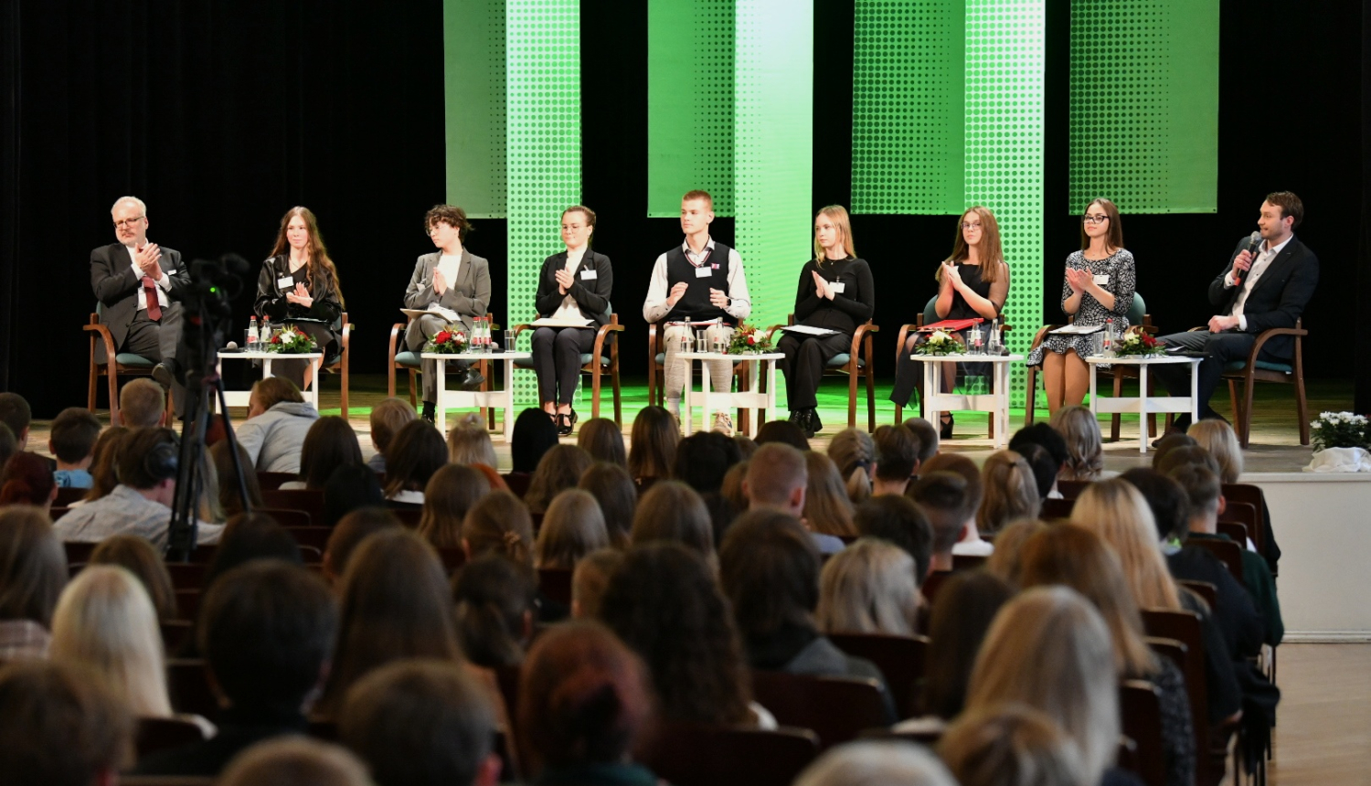 skats uz diskusiju zālē